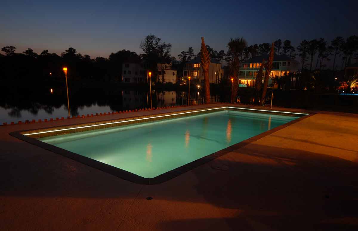 Claremont 14' x 33' Model Pool Latham Pool