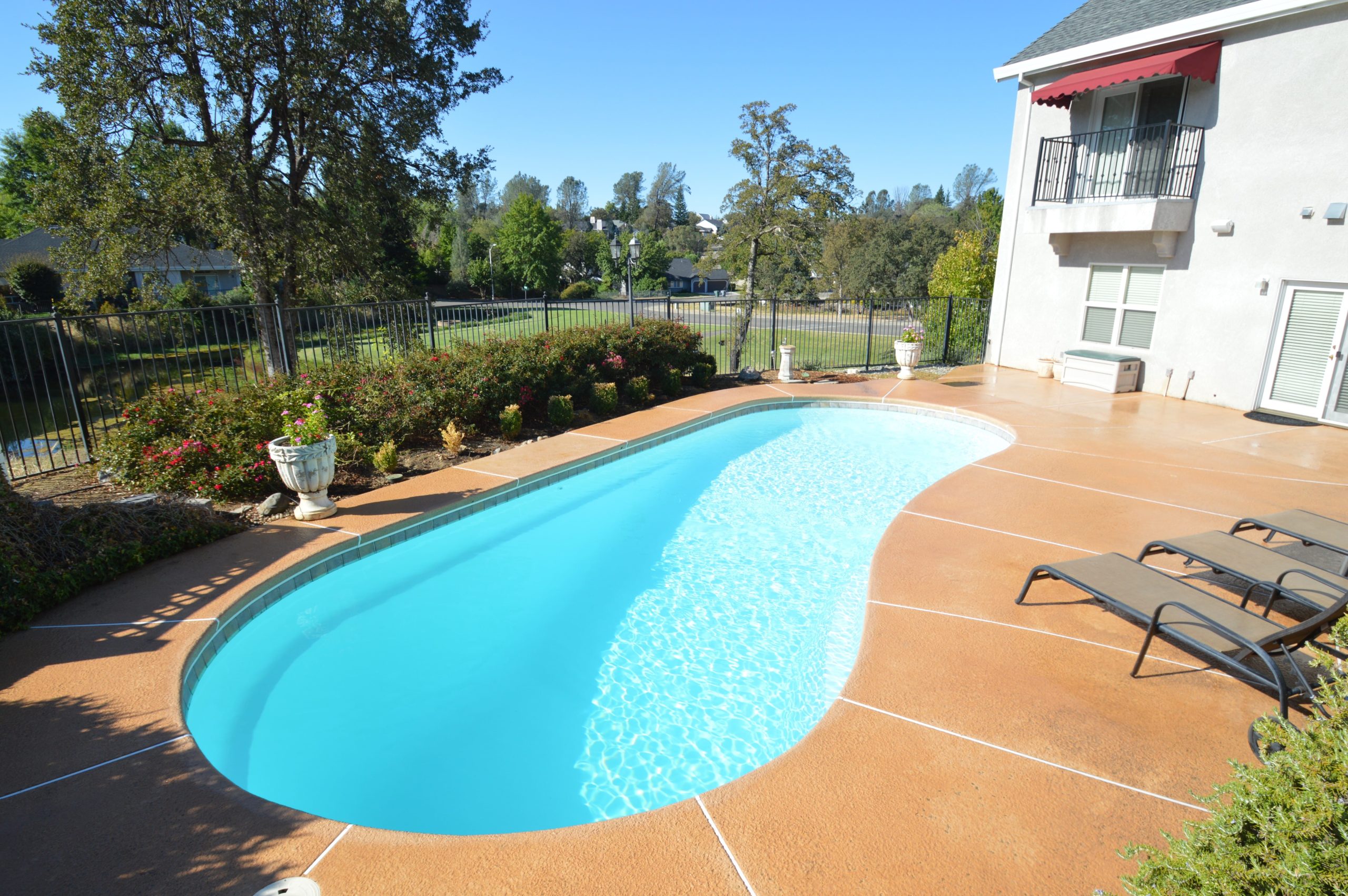 kidney shaped fiberglass pool