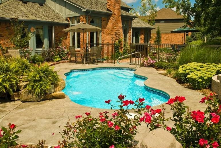 Cottage Home featuring a Viking Bermuda Pool