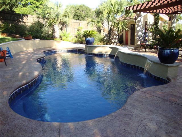 Viking Fiberglass Cancun Pool shows curvy design and landscape trend