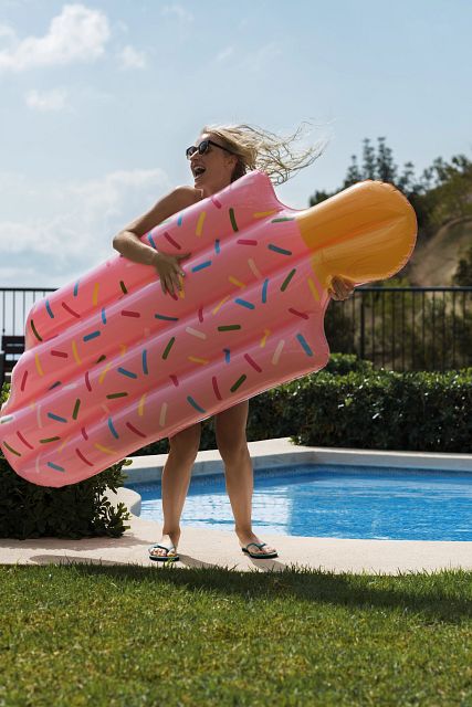 si-woman-with-popsicle-float-stocksy_txp3bad74bechk200_originaldelivery_1485342-r1.jpg