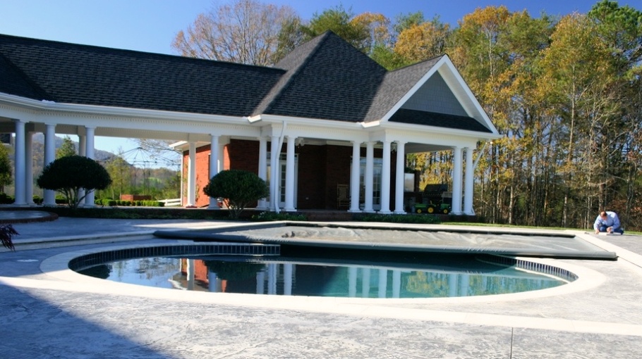 Coverstar Automatic Pool Cover at a French Canadian Home