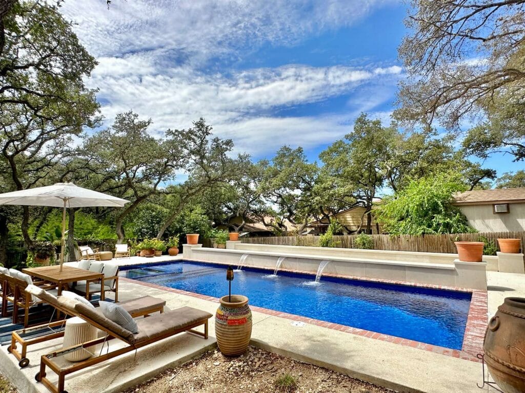 Rectangular fiberglass pool with baja shelf